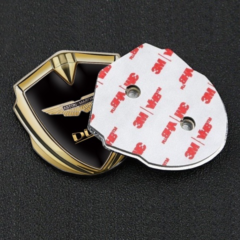 Aston Martin Selbstklebendes Metallaufkleber Emblem Goldtonfarbe Schwarz Basis und Gold Logo