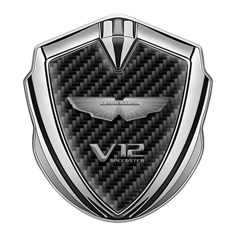 Aston Martin Emblem Logo Schriftzug Aufkleber Silbertonfarbe Schwarz Carbon und V12 Logo