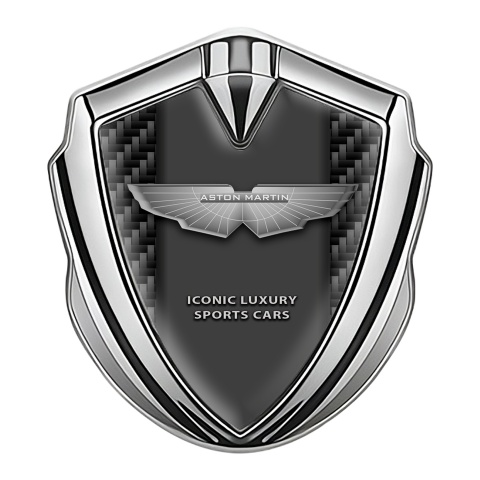 Aston Martin Abzeichen selbstklebend Silbertonfarbe Schwarz Kohlenstoff Basis und Luxury Logo