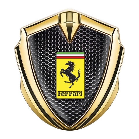 Ferrari Emblem Abzeichen Goldtonfarbe mit Perforierter Stahl Effekt und Gelb Logo Stil