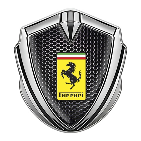 Ferrari Emblem Abzeichen Silbertonfarbe mit Perforierter Stahl Effekt und Gelb Logo Stil