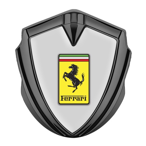 Ferrari Abzeichen selbstklebend Graphit Tonfarbe mit Grau Basis und Gelb Logo Design