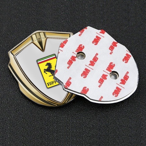 Ferrari Abzeichen selbstklebend Goldtonfarbe mit Grau Basis und Gelb Logo Design