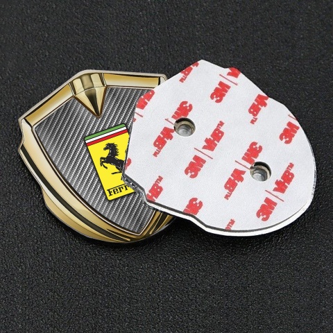 Ferrari Emblem Auto Zeichen Goldtonfarbe mit Hell Carbon und Gelb Logo Stil