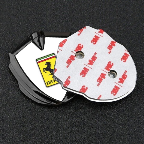 Ferrari Selbstklebendes Metallaufkleber Emblem Graphit Tonfarbe mit Weiss Basis und Gelb Logo Stil