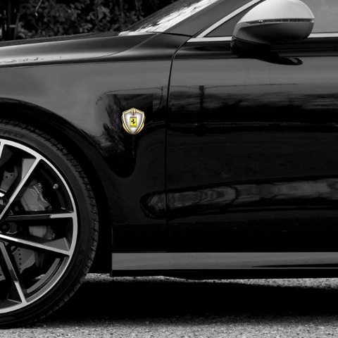 Ferrari Selbstklebendes Metallaufkleber Emblem Goldtonfarbe mit Weiss Basis und Gelb Logo Stil