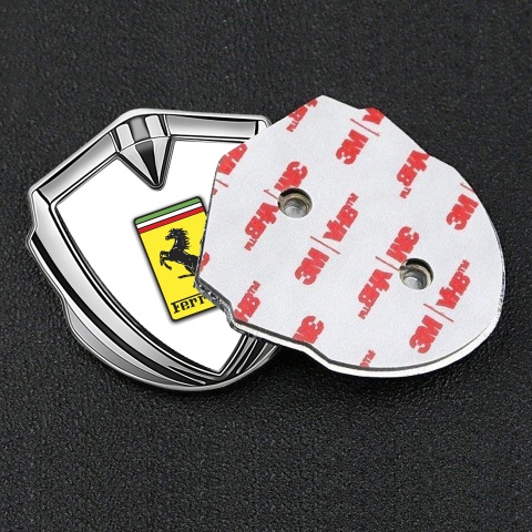 Ferrari Selbstklebendes Metallaufkleber Emblem Silbertonfarbe mit Weiss Basis und Gelb Logo Stil