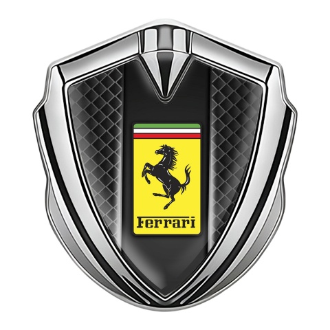 Ferrari Emblem Abzeichen Silbertonfarbe mit Schwarzes Gitter Effekt und Gelb Logo Stil
