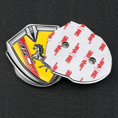 Ferrari Emblem Aufkleber Autozubehor Silbertonfarbe mit Gelb Vorlage und Chrome Logo Stil