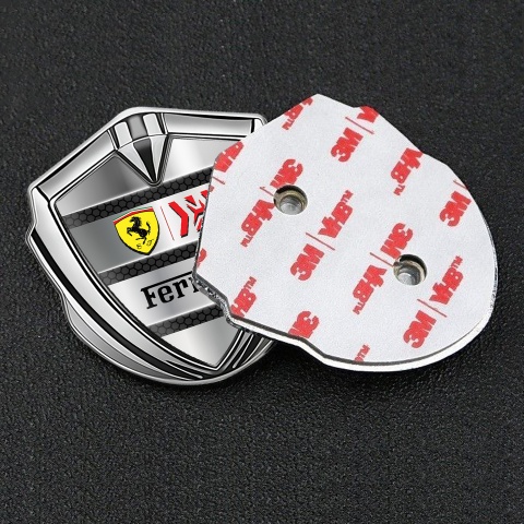 Ferrari Emblem Auto Zeichen Silbertonfarbe mit Metallstreifen Effekt Basis