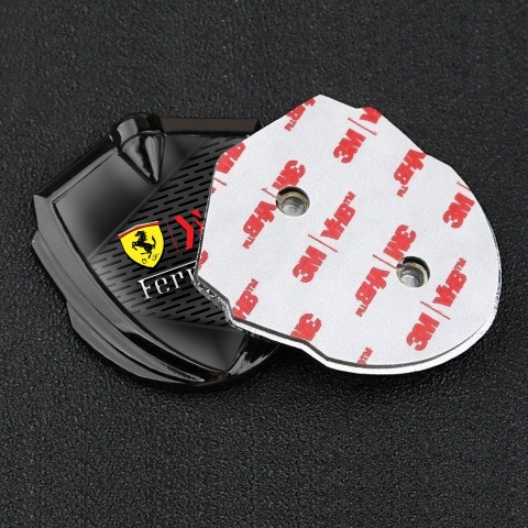 Ferrari Abzeichen selbstklebend Graphit Tonfarbe mit Schwarze Textur Hintergrund und Gelb Schild Logo