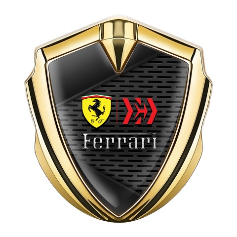 Ferrari Abzeichen selbstklebend Goldtonfarbe mit Schwarze Textur Hintergrund und Gelb Schild Logo