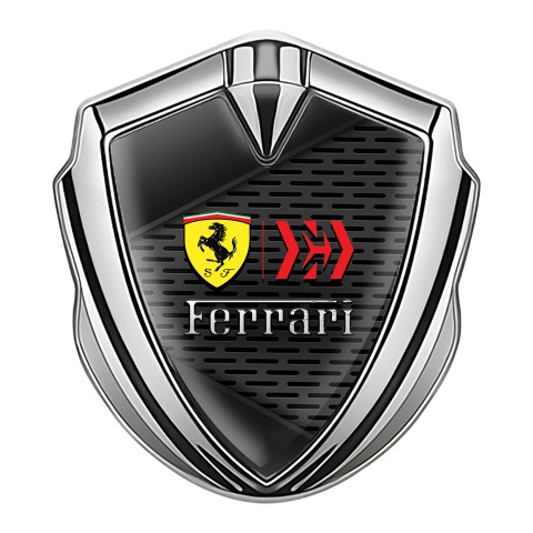 Ferrari Abzeichen selbstklebend Silbertonfarbe mit Schwarze Textur Hintergrund und Gelb Schild Logo