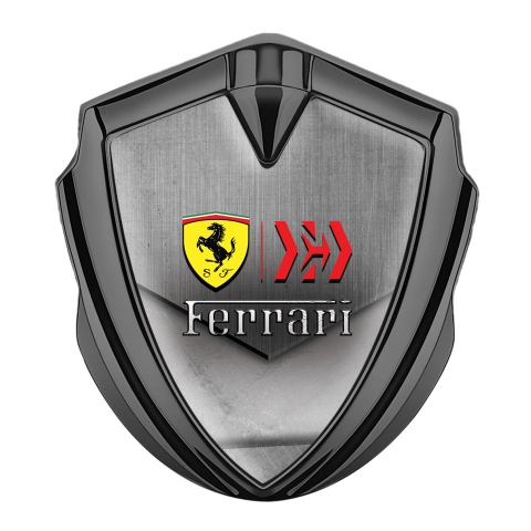 Ferrari Emblem Abzeichen selbstklebend Graphit Tonfarbe mit Zerkratzte Oberflache und Gelb Schild Logo