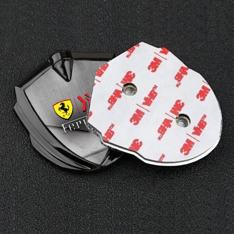 Ferrari Emblem Abzeichen selbstklebend Graphit Tonfarbe mit Zerkratzte Oberflache und Gelb Schild Logo