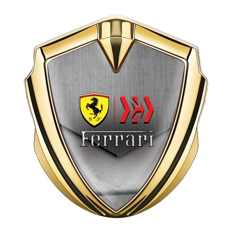 Ferrari Emblem Abzeichen selbstklebend Goldtonfarbe mit Zerkratzte Oberflache und Gelb Schild Logo