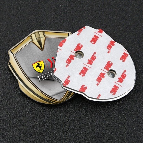 Ferrari Emblem Abzeichen selbstklebend Goldtonfarbe mit Zerkratzte Oberflache und Gelb Schild Logo