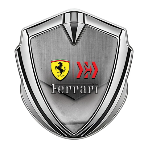 Ferrari Emblem Abzeichen selbstklebend Silbertonfarbe mit Zerkratzte Oberflache und Gelb Schild Logo