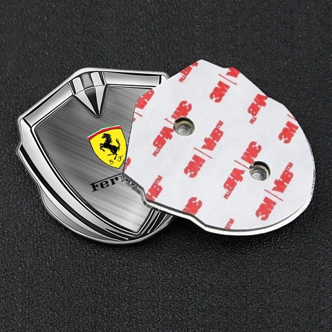 Ferrari Seitenflugel Emblem Aufkleber Silbertonfarbe mit Mattiertes Metall Design Basis und Gelb Logo