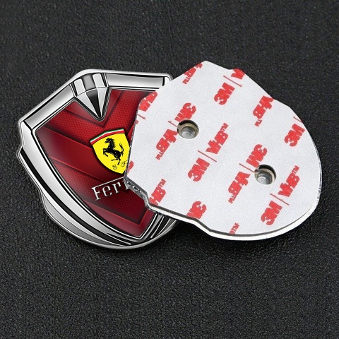Ferrari Emblem Auto Zeichen Silbertonfarbe mit Rote V Form Elemente und Gelb logo