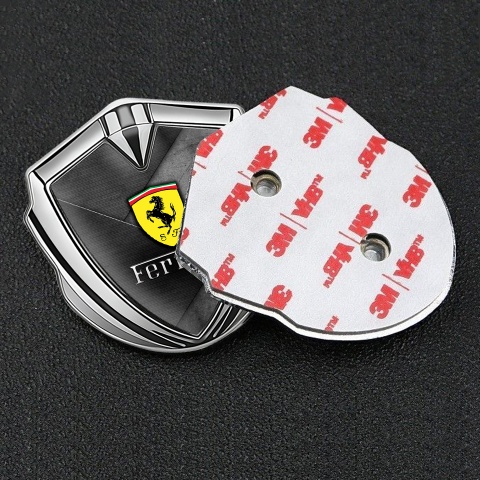 Ferrari Emblem Aufkleber Autozubehor Silbertonfarbe mit Kreuztexturen Der Basis und Gelb Logo