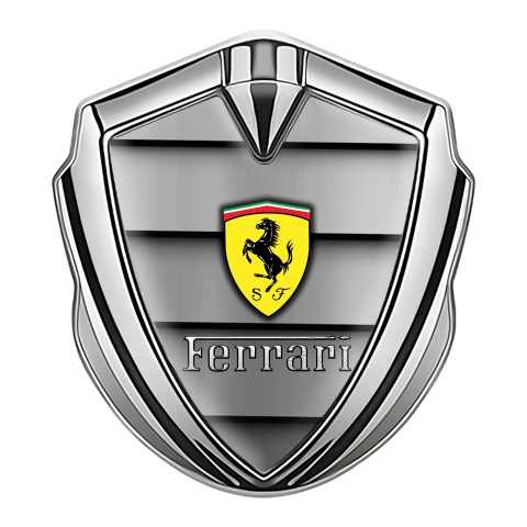 Ferrari Seitenflugel Emblem Aufkleber Silbertonfarbe mit Graue Motorabdeckung Effekt