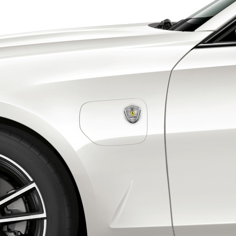 Ferrari Emblem Abzeichen Silbertonfarbe mit Graue Teller Design
