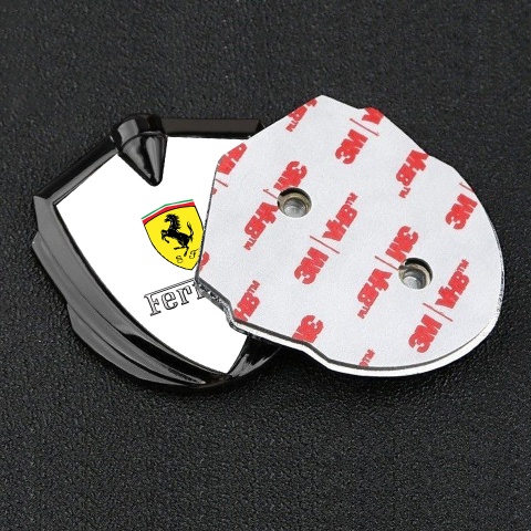 Ferrari Selbstklebendes Metallaufkleber Emblem Graphit Tonfarbe mit Weiss Hintergrund Sauberes Logo