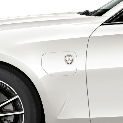 Ferrari Selbstklebendes Metallaufkleber Emblem Silbertonfarbe mit Weiss Hintergrund Sauberes Logo