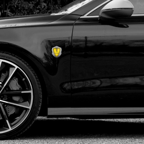Ferrari Emblem Logo Schriftzug Aufkleber Silbertonfarbe mit Gelb Fundament Sauberes Logo