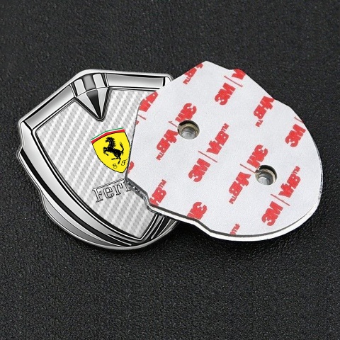 Ferrari Emblem Abzeichen Silbertonfarbe mit Weiss Kohlenstoff Version