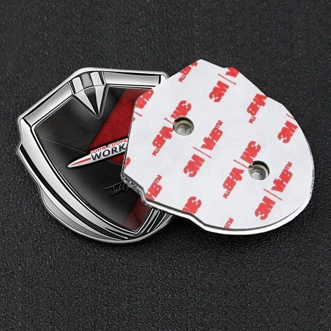 Mini Cooper Emblem Abzeichen selbstklebend Silbertonfarbe mit Grunge Wirkung und John Cooper Works Logo