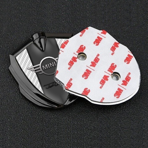 Mini Cooper Emblem Abzeichen selbstklebend Graphit Tonfarbe mit Weiss Kohlenstoff Basis und John Cooper Unterschrift