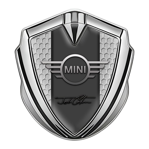Mini Cooper Emblem Auto Zeichen Silbertonfarbe mit Wabeneffekt Design und John Cooper Unterschrift