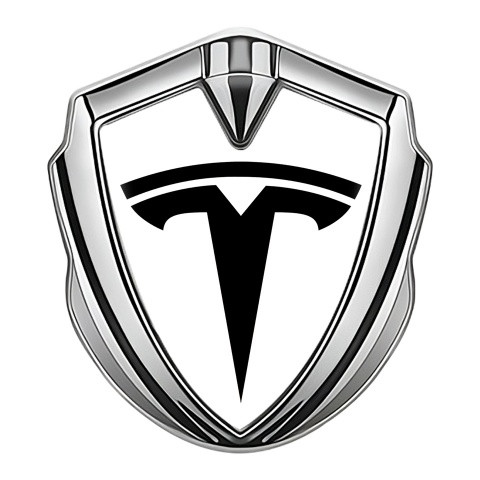 Tesla Emblem Abzeichen Silbertonfarbe Weiss Hintergrund mit Grosses Logo Stil