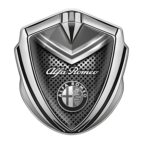 Alfa Romeo Emblem Logo Schriftzug Aufkleber Silbertonfarbe Dunkles Mesh mit Grau Elemente Design