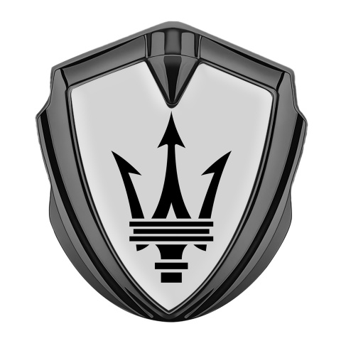 Maserati Emblem Abzeichen Graphit Tonfarbe mit Grau Hintergrund und Schwarz Logo Design