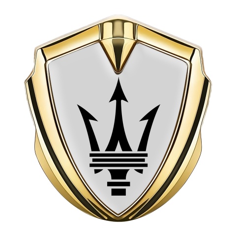 Maserati Emblem Abzeichen Goldtonfarbe mit Grau Hintergrund und Schwarz Logo Design