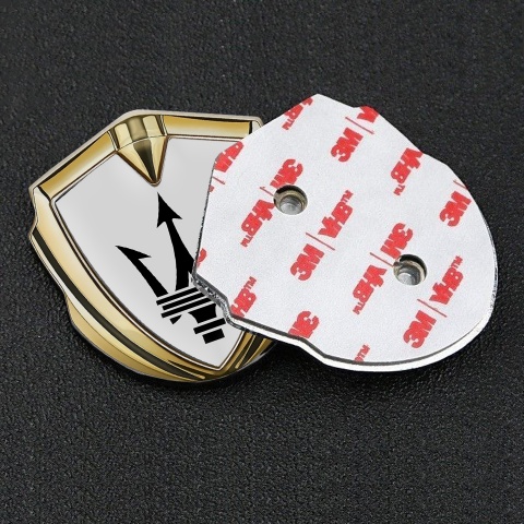 Maserati Emblem Abzeichen Goldtonfarbe mit Grau Hintergrund und Schwarz Logo Design