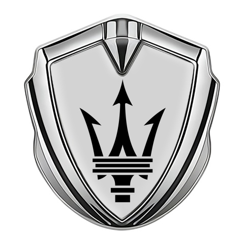Maserati Emblem Abzeichen Silbertonfarbe mit Grau Hintergrund und Schwarz Logo Design