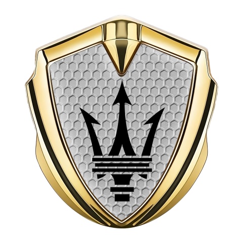 Maserati Abzeichen selbstklebend Goldtonfarbe mit Wabeneffekt Fundamet