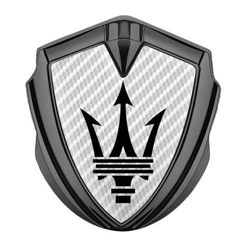 Maserati Emblem Abzeichen selbstklebend Graphit Tonfarbe mit Weiss Carbon Und Schwarz Logo