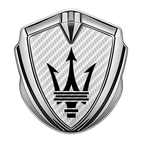 Maserati Emblem Abzeichen selbstklebend Silbertonfarbe mit Weiss Carbon Und Schwarz Logo