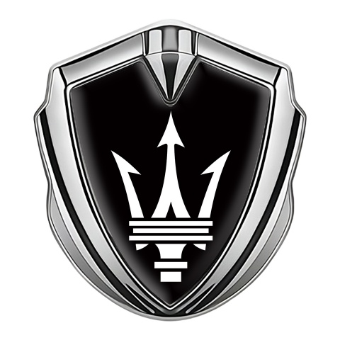 Maserati Selbstklebendes Metallaufkleber Emblem Silbertonfarbe mit Schwarz Basis und Weiss Logo Design