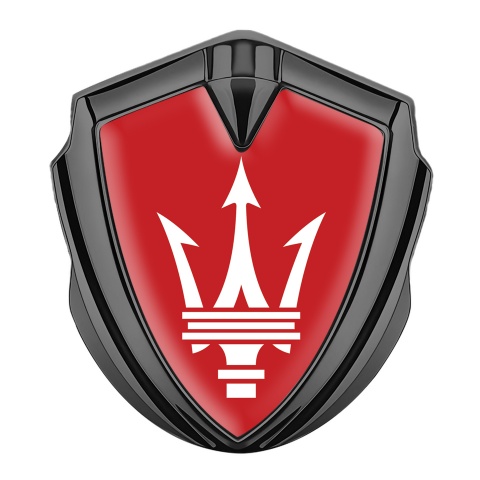 Maserati Seitenflugel Emblem Aufkleber Graphit Tonfarbe mt Rote Hintergrund und Weiss Logo design