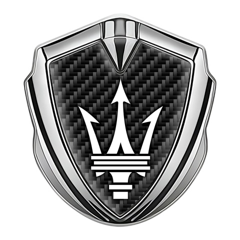 Maserati Emblem Aufkleber Autozubehor Silbertonfarbe mit Schwarz Carbon Basis und Weiss Logo