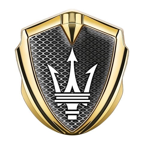 Maserati Abzeichen selbstklebend Goldtonfarbe mit Gitterbasis und Weiss Logo Design