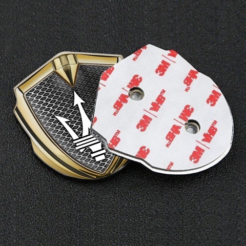 Maserati Abzeichen selbstklebend Goldtonfarbe mit Gitterbasis und Weiss Logo Design