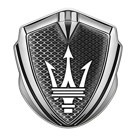 Maserati Abzeichen selbstklebend Silbertonfarbe mit Gitterbasis und Weiss Logo Design