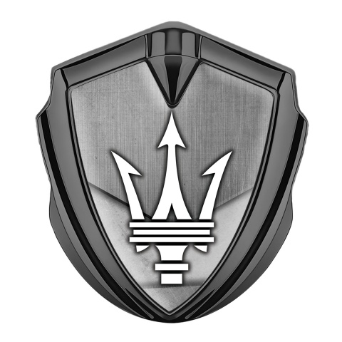 Maserati Emblem Auto Zeichen Graphit Tonfarbe mit Grau Elemente Hintergrund und Weiss Logo